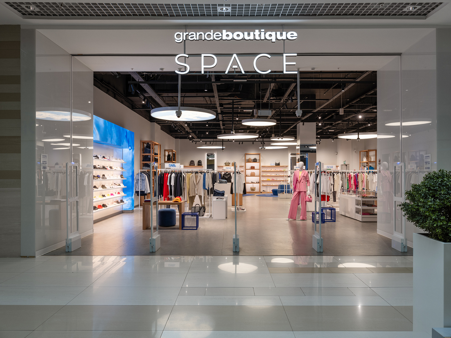 Grande Boutique SPACE by PROJECT architectural bureau